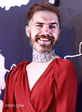 视 美女 胡子拉碴 兄弟 辣眼睛