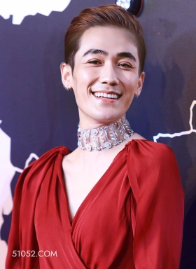 胡子拉碴美女兄弟辣眼 美女 胡子拉碴 兄弟 辣眼睛